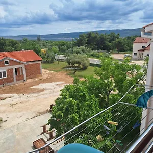 apartmani-vesna-starigrad-paklenica.hotelinzadar.com/